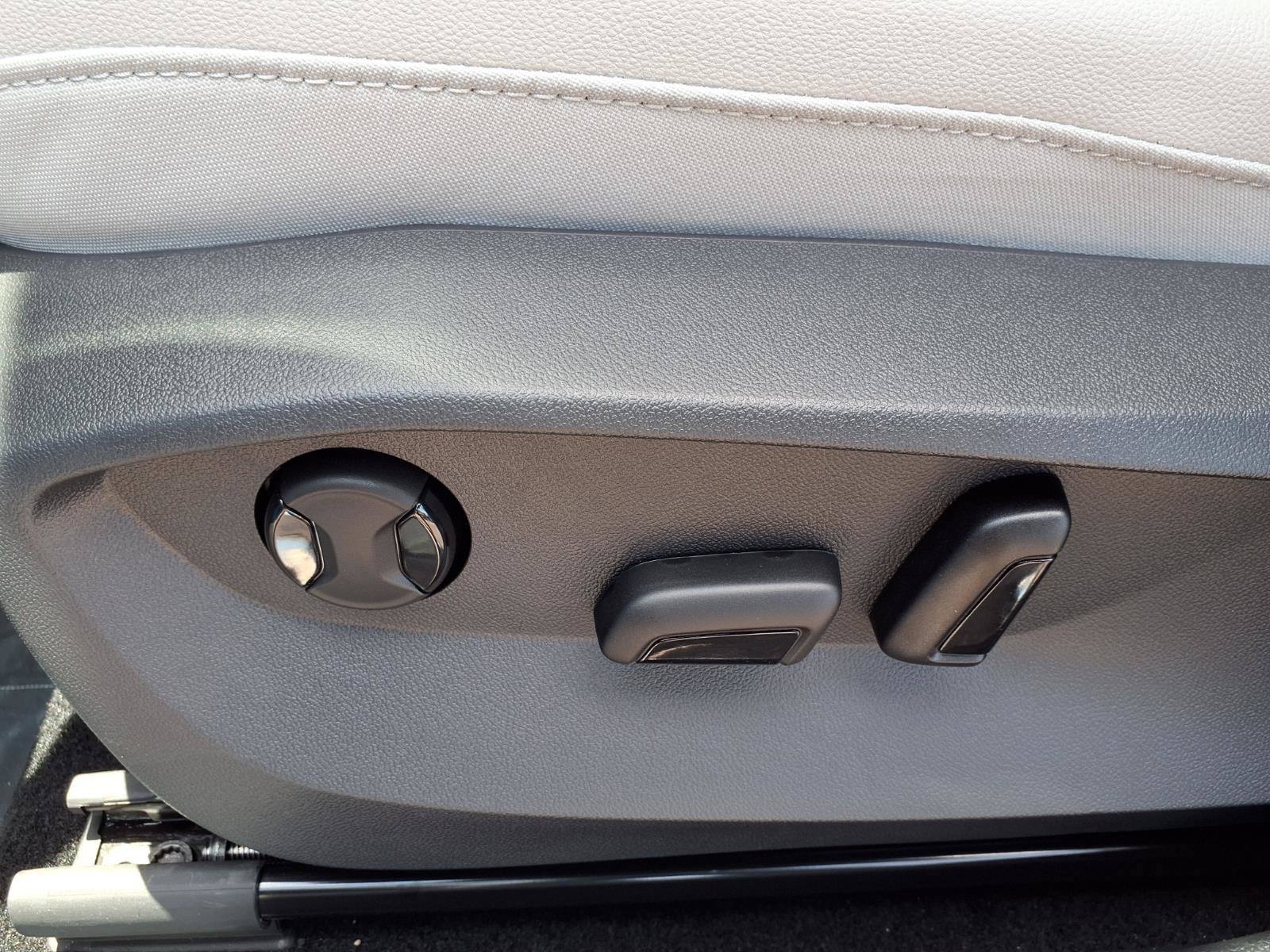 New 2026 Volkswagen Taos SE FWD image 11