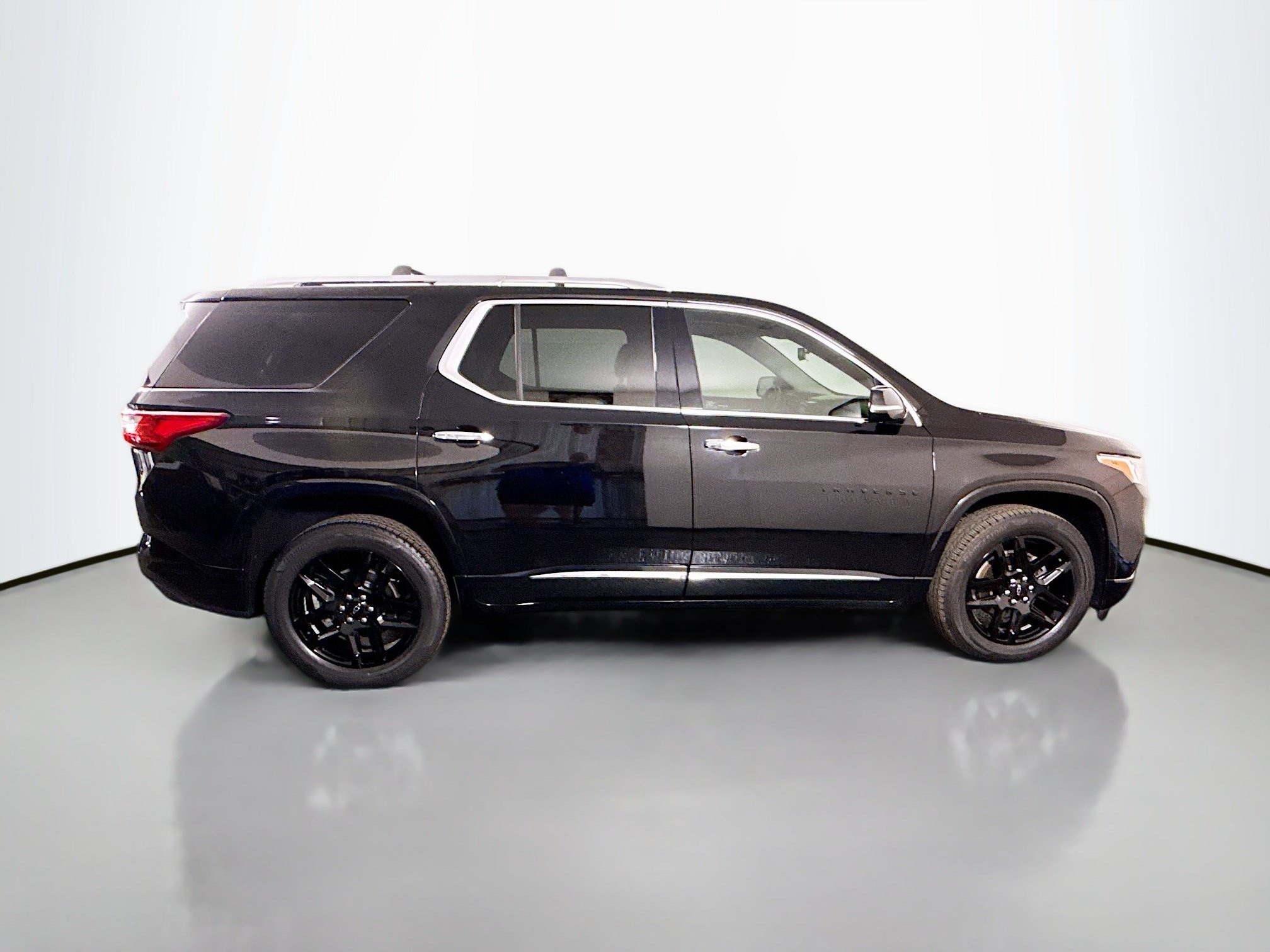 Used 2019 Chevrolet Traverse Premier w/ LPO, Blackout Package FWD image 11