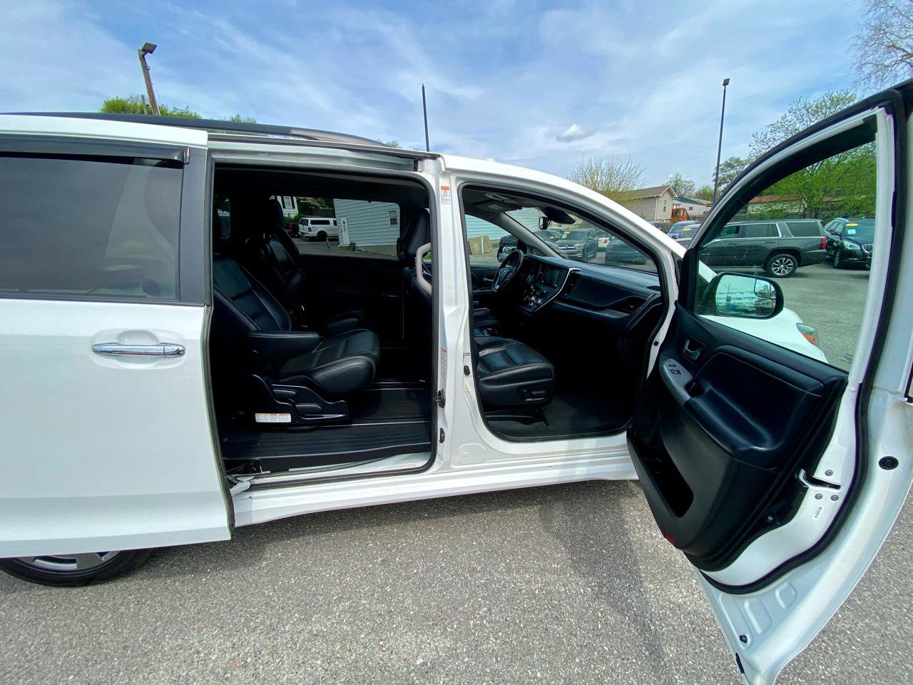 Used 2019 Toyota Sienna SE FWD image 12