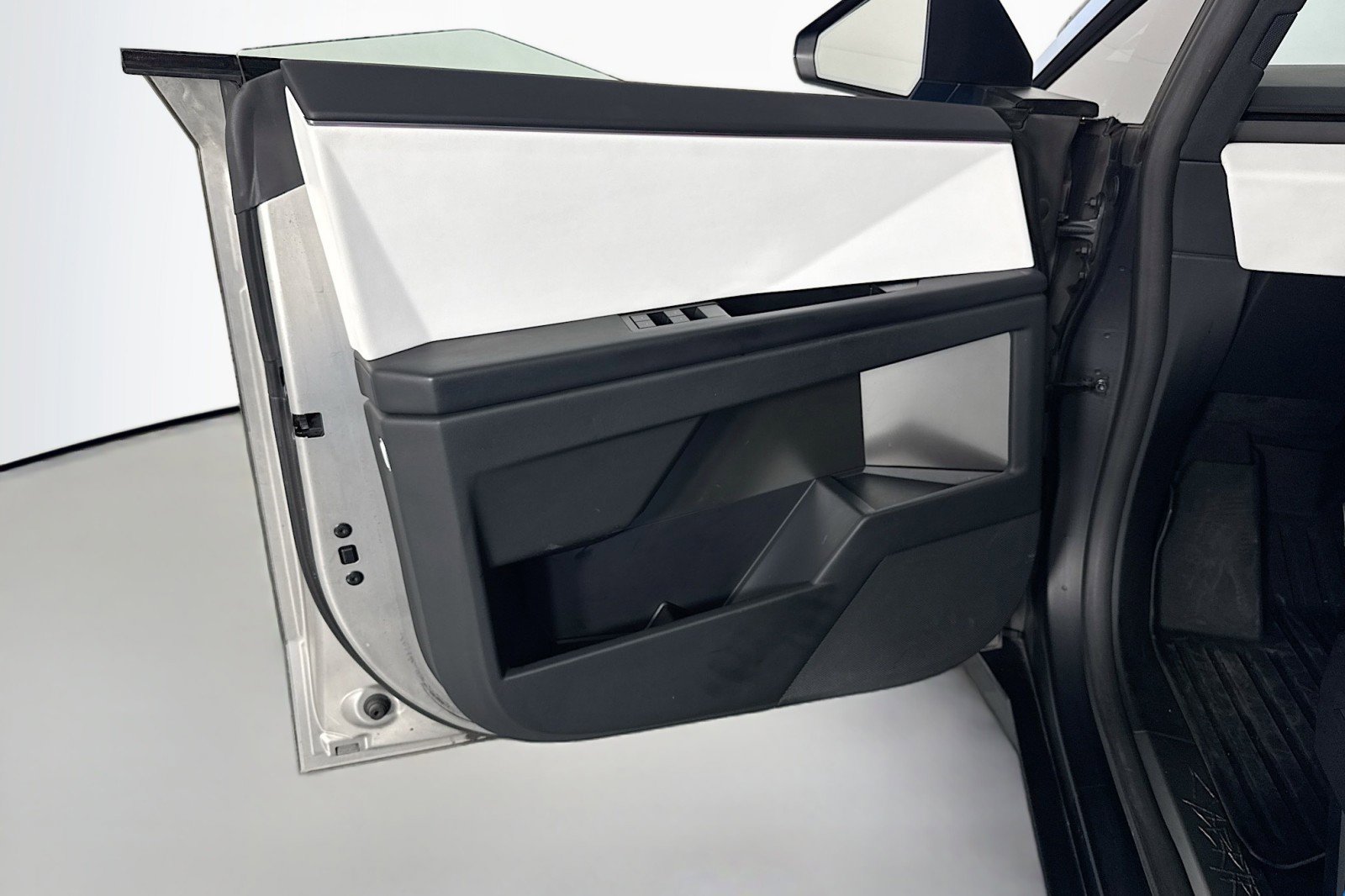 Used 2024 Tesla Cybertruck AWD Crew Cab image 21