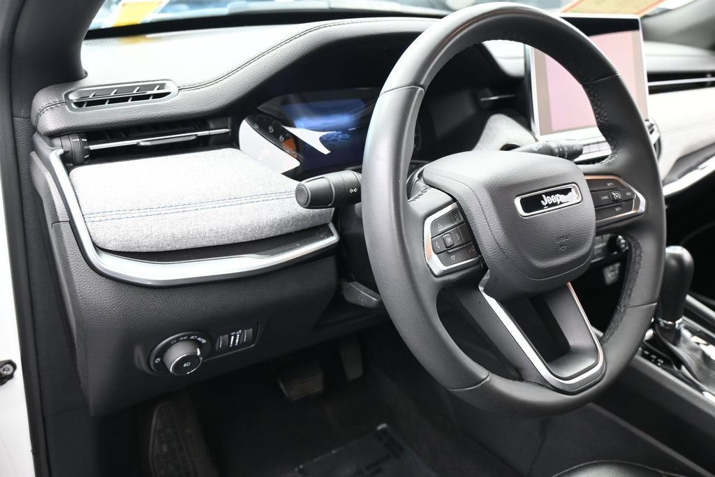 Used 2024 Jeep Compass Latitude AWD/4WD image 14