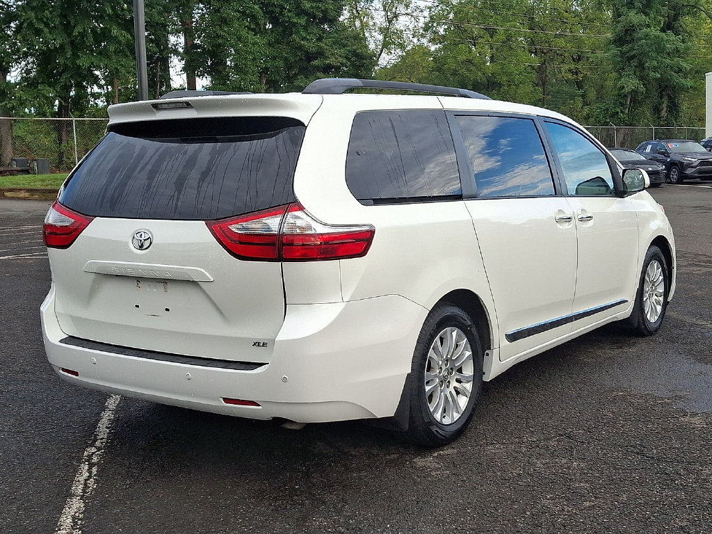 Used 2017 Toyota Sienna XLE w/ XLE Navigation Package FWD image 33