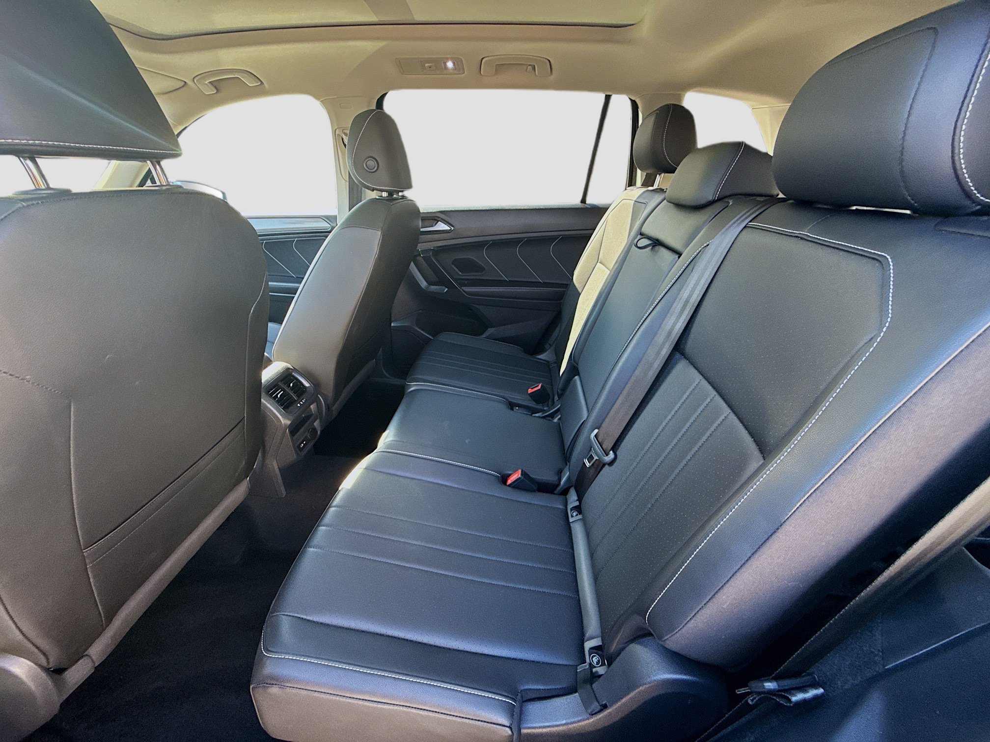 Used 2023 Volkswagen Tiguan SE w/ Panoramic Sunroof Package FWD image 23