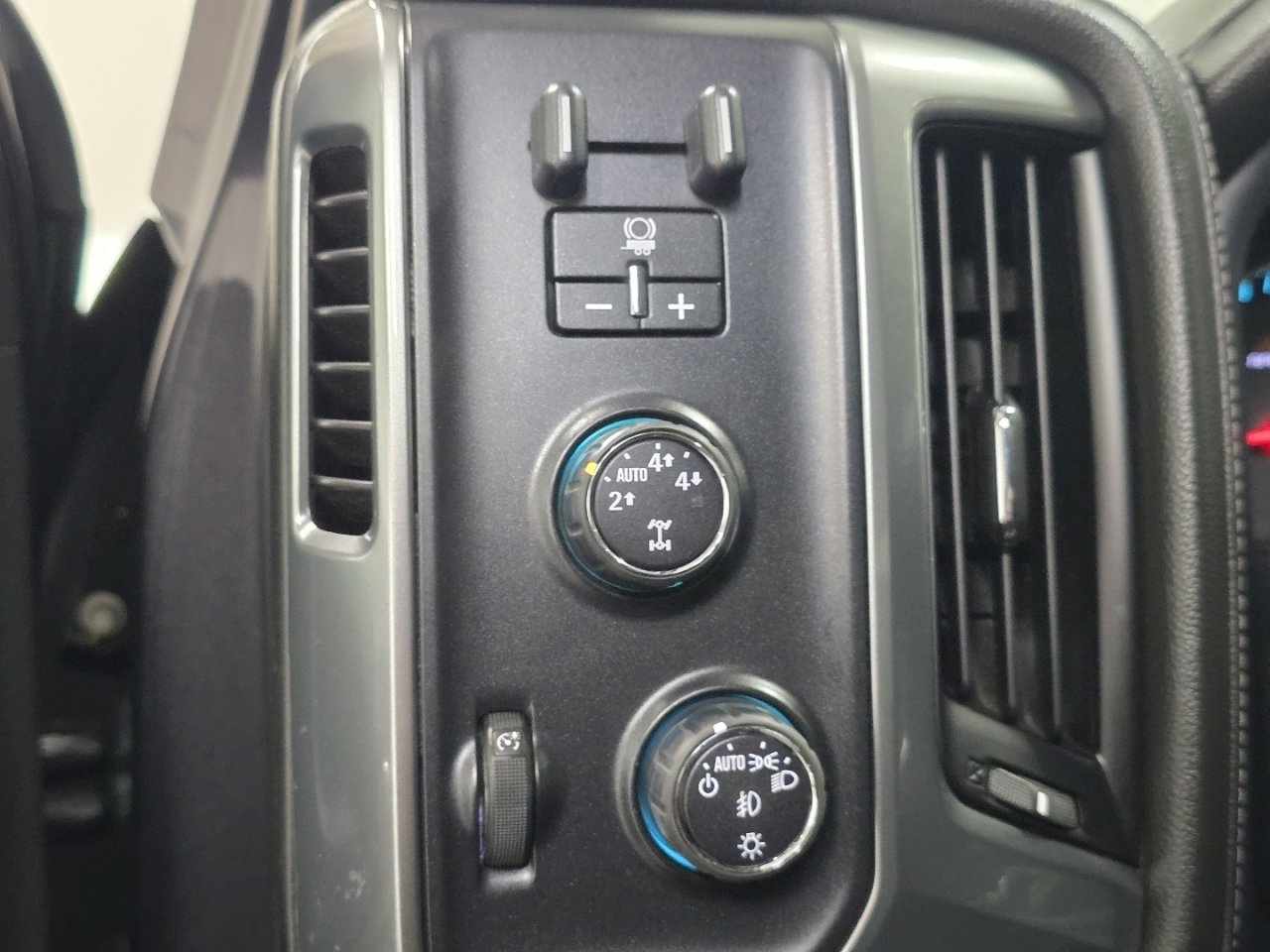 Used 2016 Chevrolet Silverado 1500 LTZ Z71 image 7