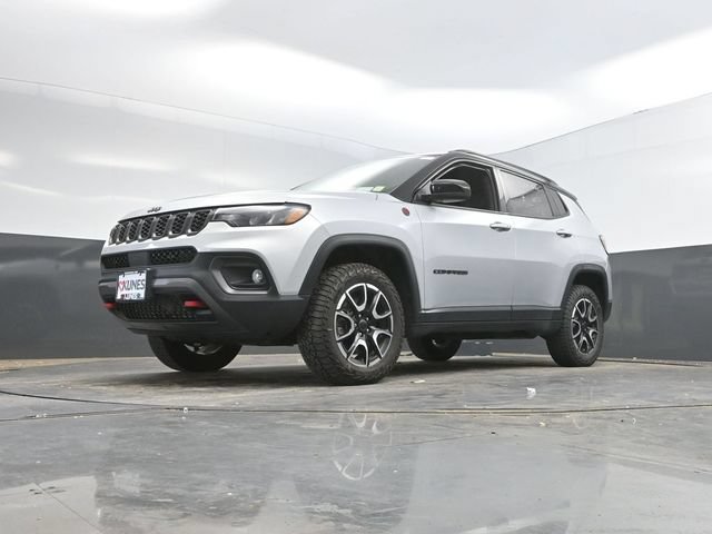 Used 2025 Jeep Compass Trailhawk AWD/4WD image 50