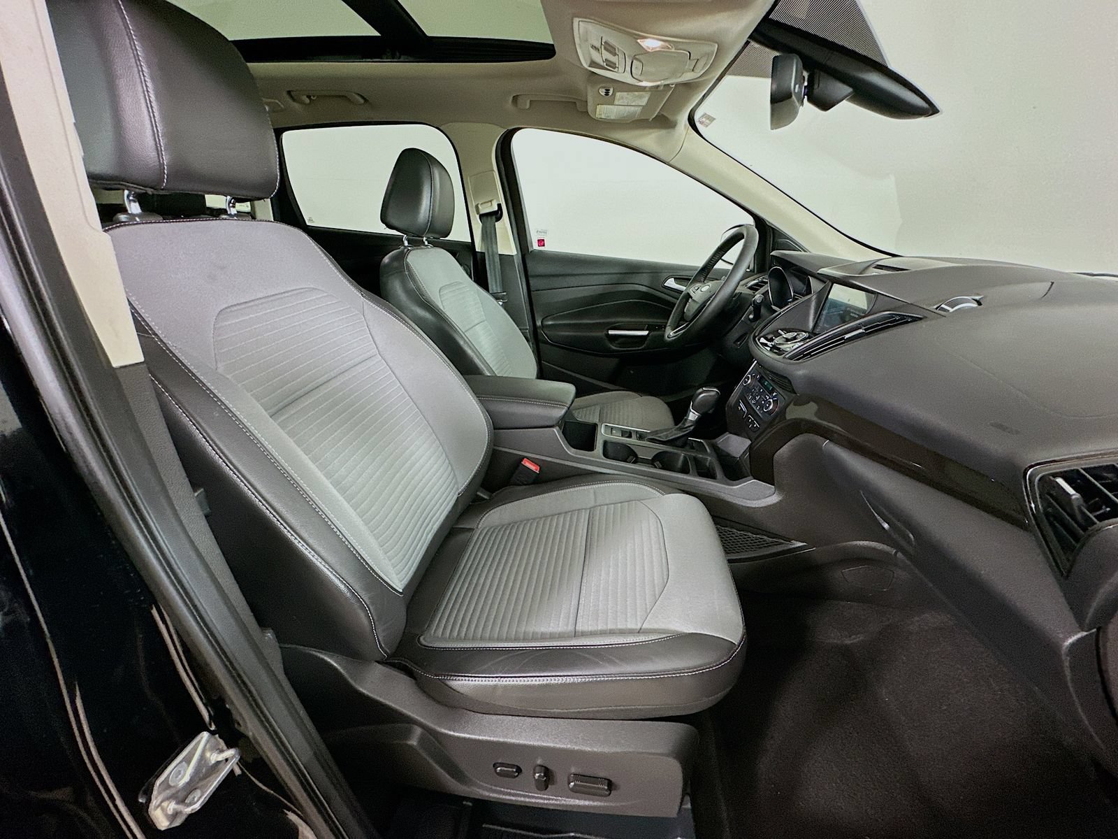 Used 2017 Ford Escape Titanium AWD/4WD image 45