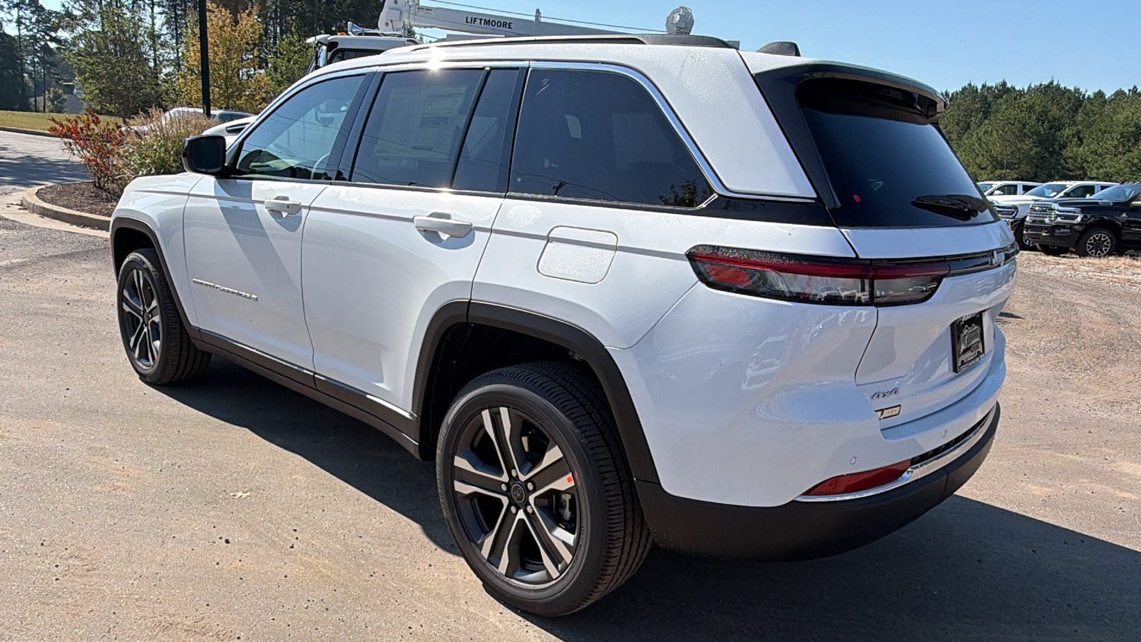 New 2027 Jeep Grand Cherokee Laredo X AWD/4WD image 10