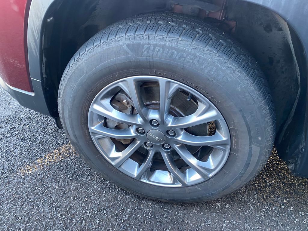 Used 2019 Jeep Cherokee Latitude Plus w/ Cold Weather Group image 9