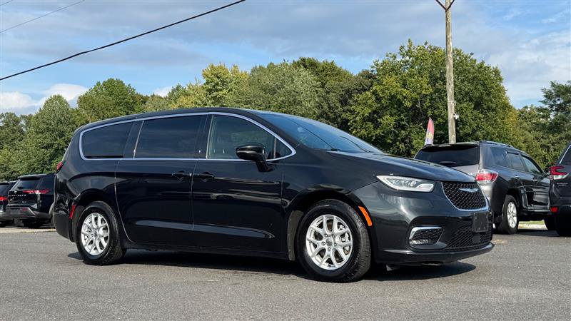 Used 2024 Chrysler Pacifica Touring FWD image 3