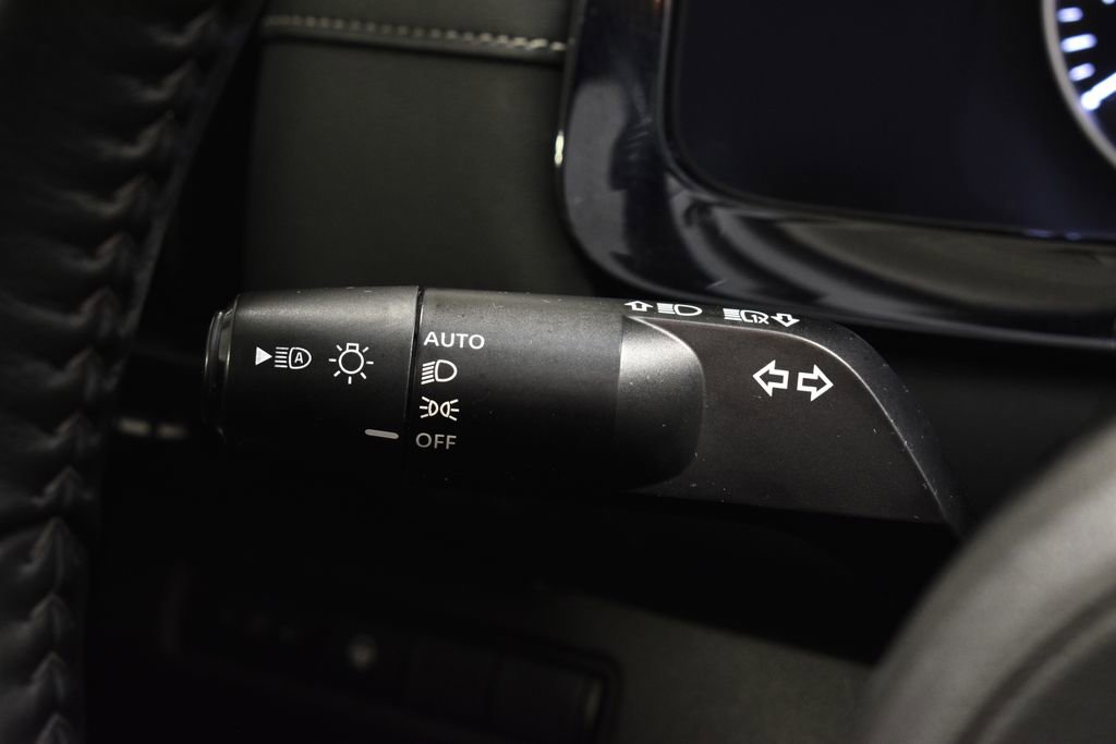 Used 2023 Nissan Pathfinder SV image 16