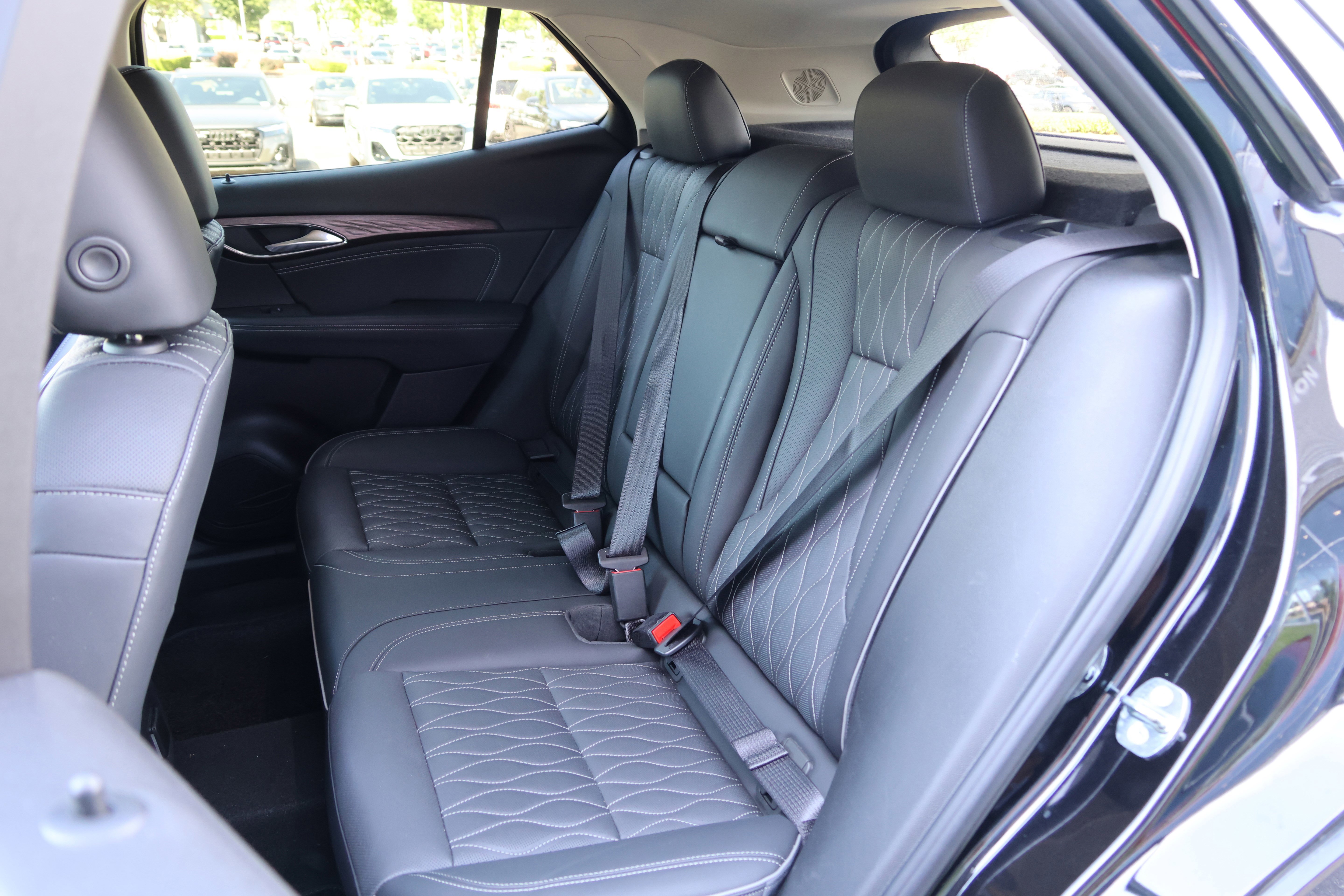 Used 2022 Buick Envision Avenir w/ Technology Package II FWD image 32