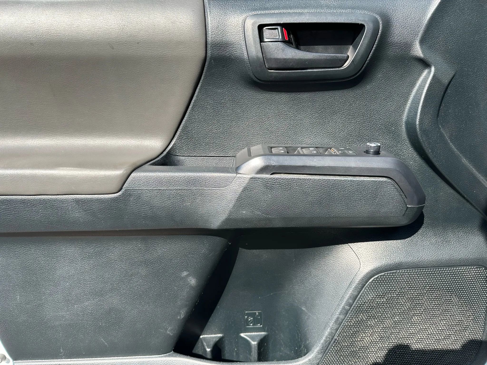 Used 2017 Toyota Tacoma SR image 9