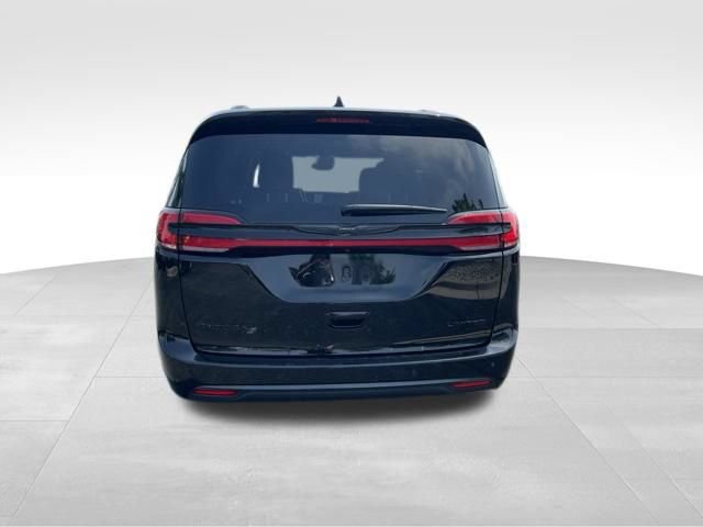 Used 2025 Chrysler Pacifica Limited FWD image 6