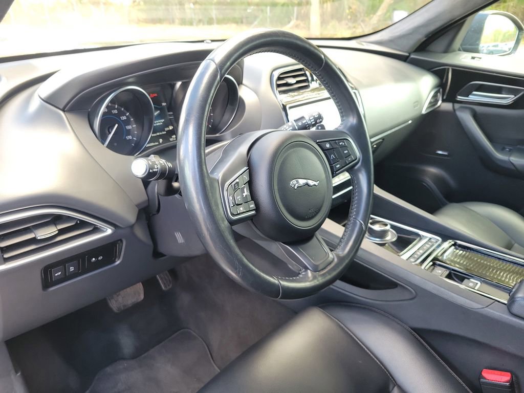 Used 2020 Jaguar F-PACE Premium image 18