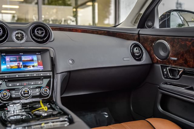 Used 2016 Jaguar XJ R-Sport AWD/4WD image 34