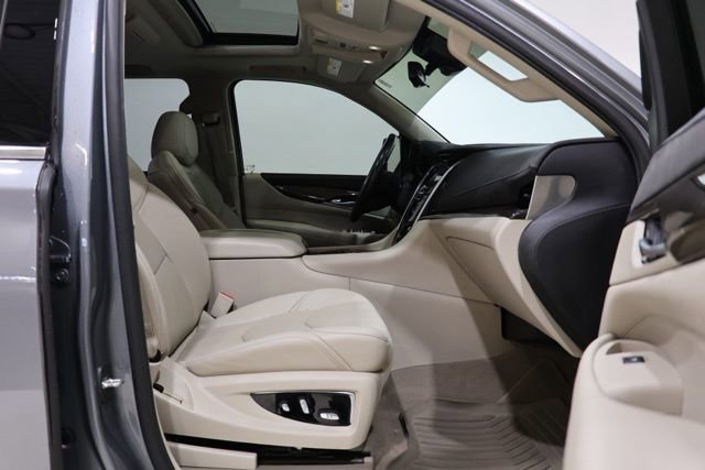 Used 2020 Cadillac Escalade Luxury w/ LPO, Radiant Package AWD/4WD image 41