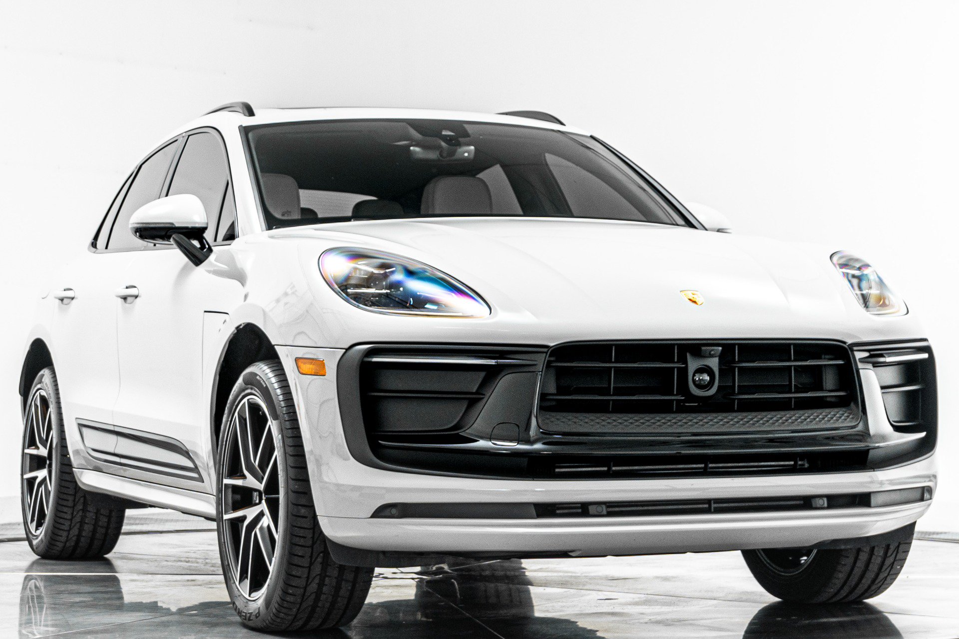 Used 2026 Porsche Macan AWD/4WD image 3