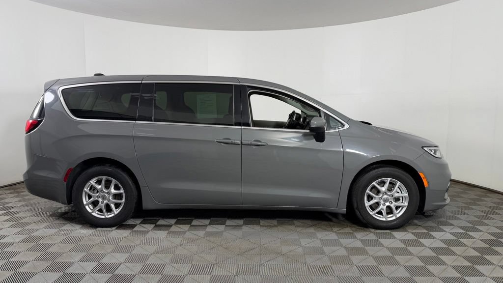 Used 2023 Chrysler Pacifica Touring-L FWD image 9
