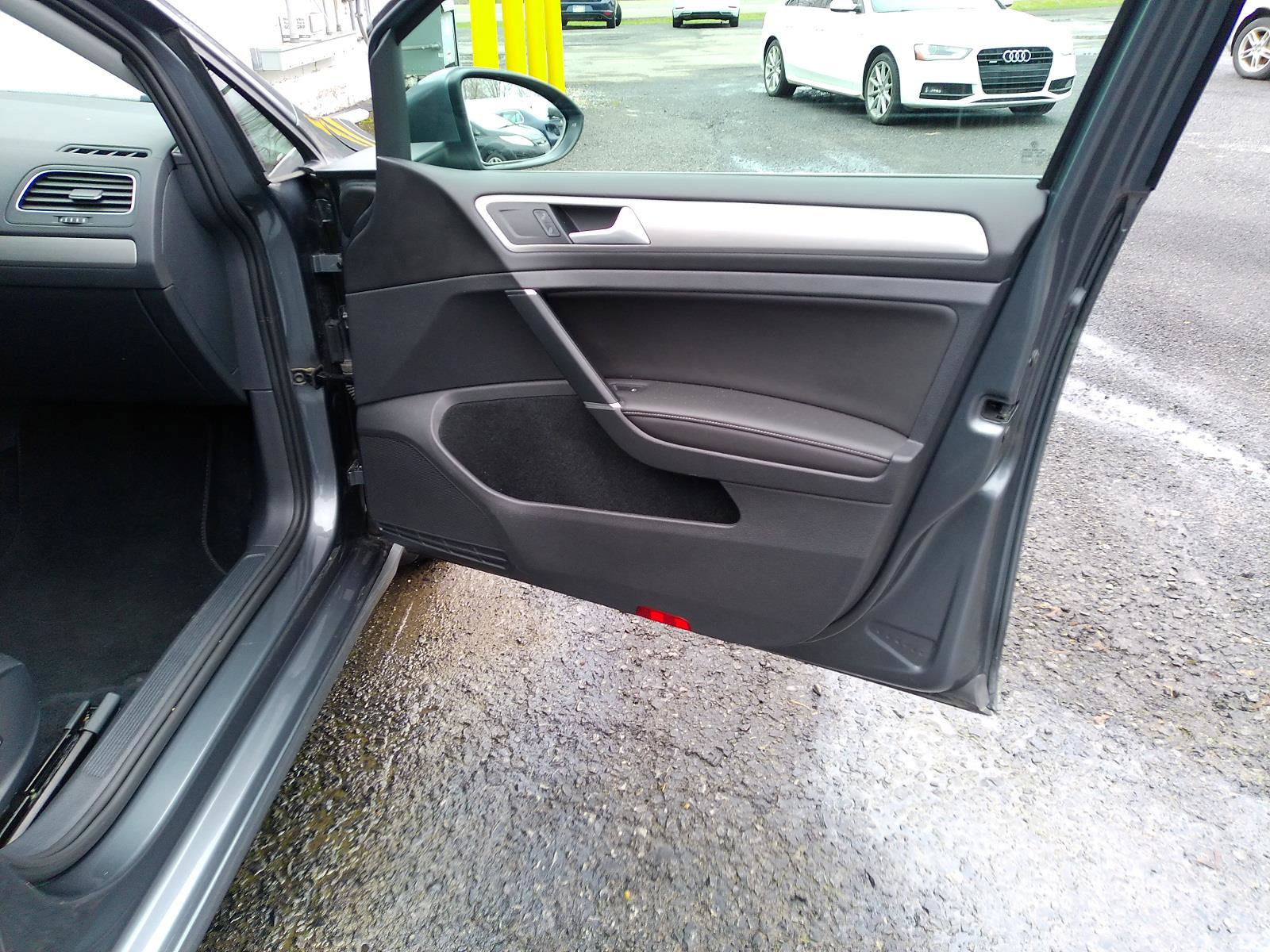 Used 2015 Volkswagen Golf TDI S image 46