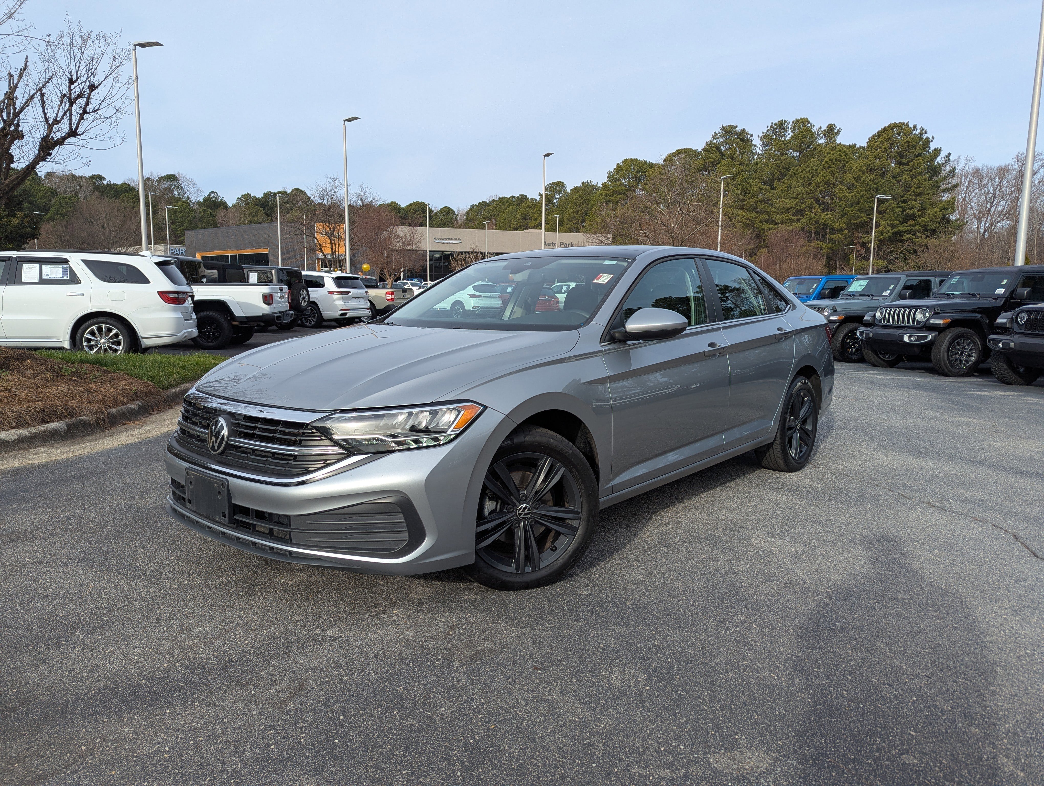 Used 2023 Volkswagen Jetta SE w/ Panoramic Sunroof Package