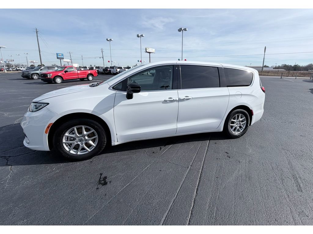 Used 2024 Chrysler Pacifica Touring-L image 5