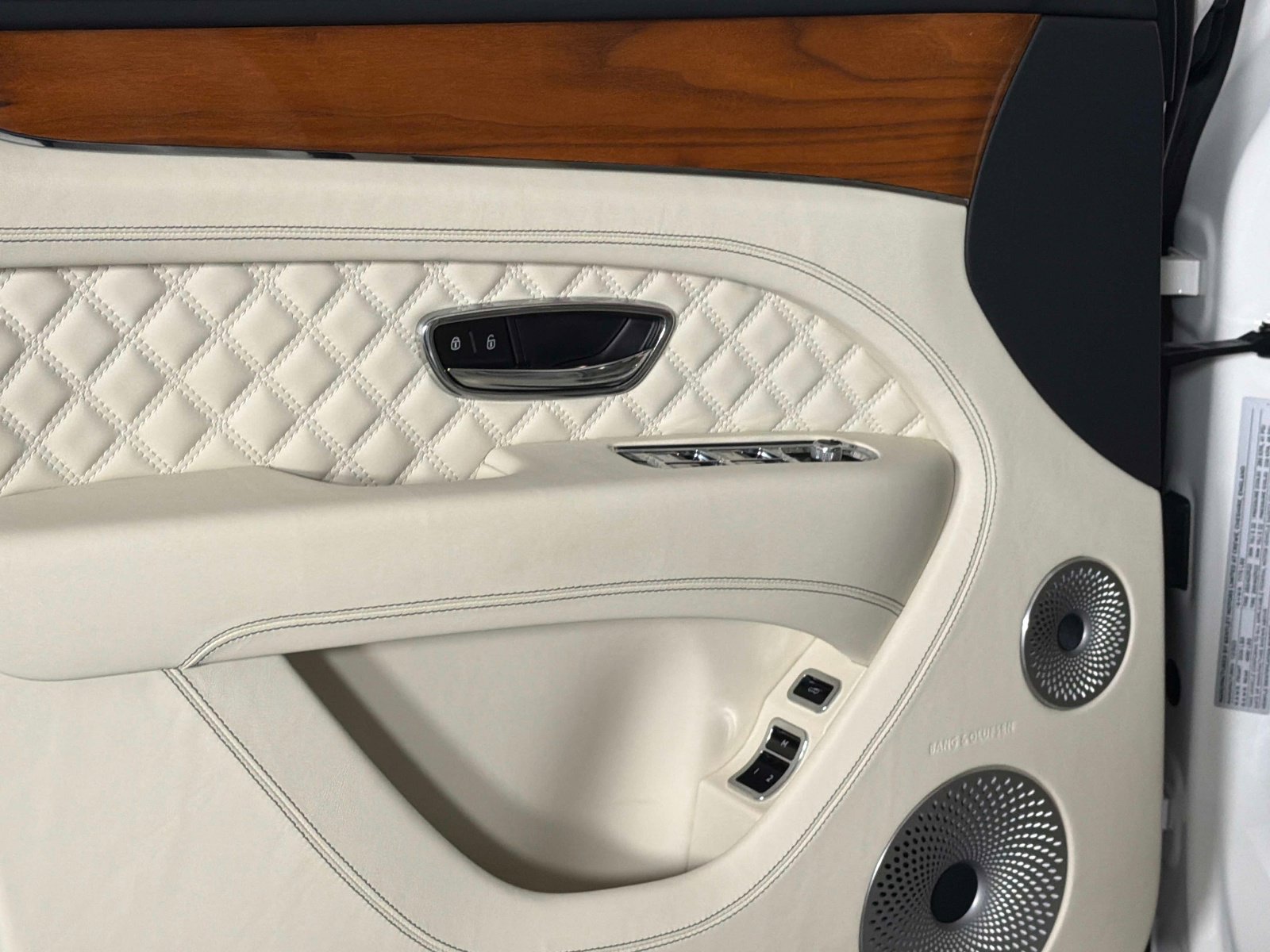 Used 2024 Bentley Bentayga Plug-In Hybrid image 37