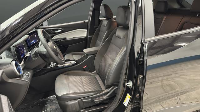 Used 2025 Chevrolet Trax LT FWD image 9