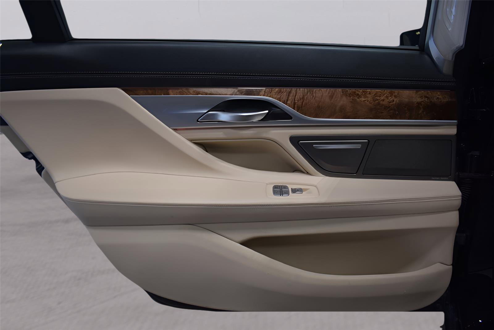 Used 2017 BMW 750i xDrive image 34