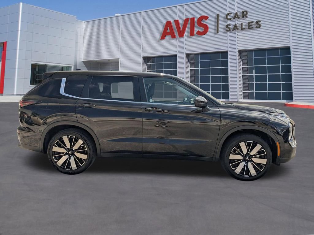 Used 2025 Mitsubishi Outlander SE image 4