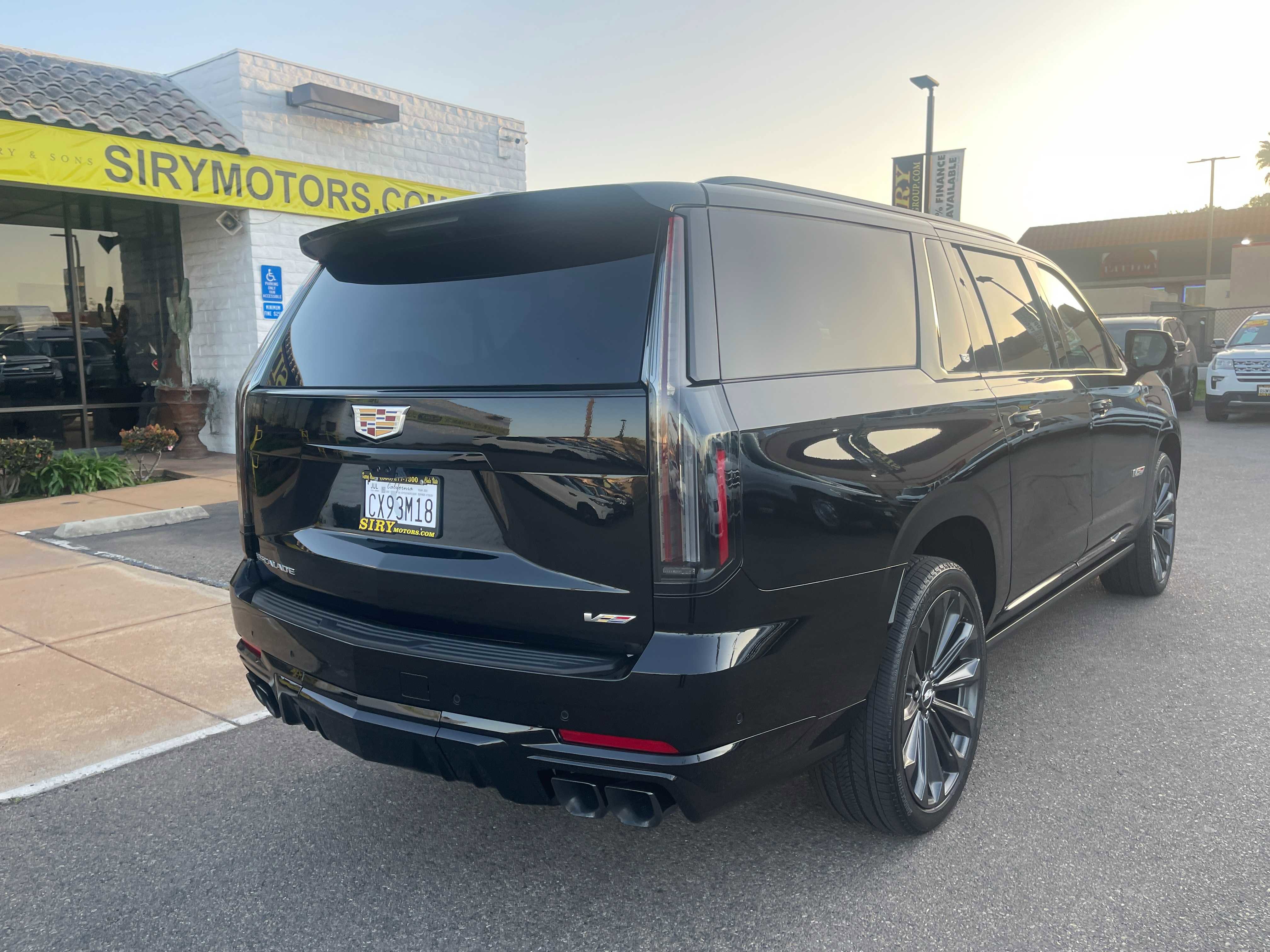 Used 2025 Cadillac Escalade ESV V image 3