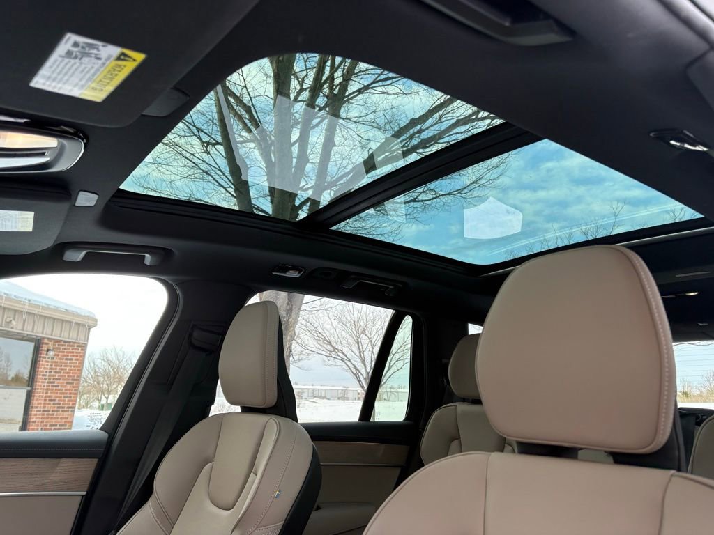 Used 2025 Volvo XC90 B6 Plus image 24