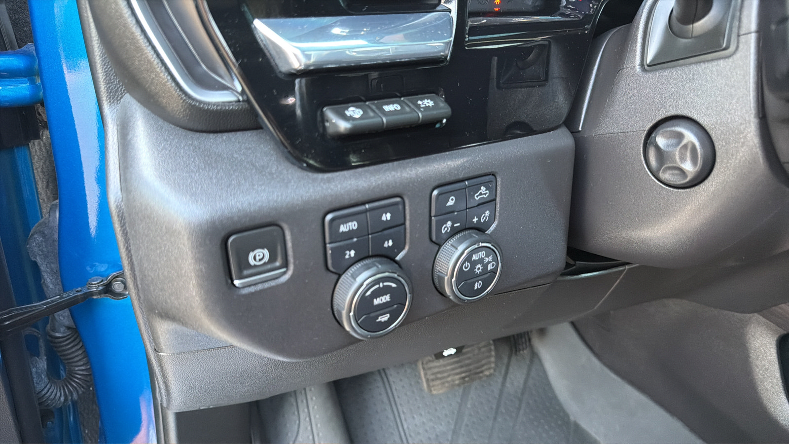 Used 2023 Chevrolet Silverado 1500 LTZ w/ LTZ Premium Package AWD/4WD image 26