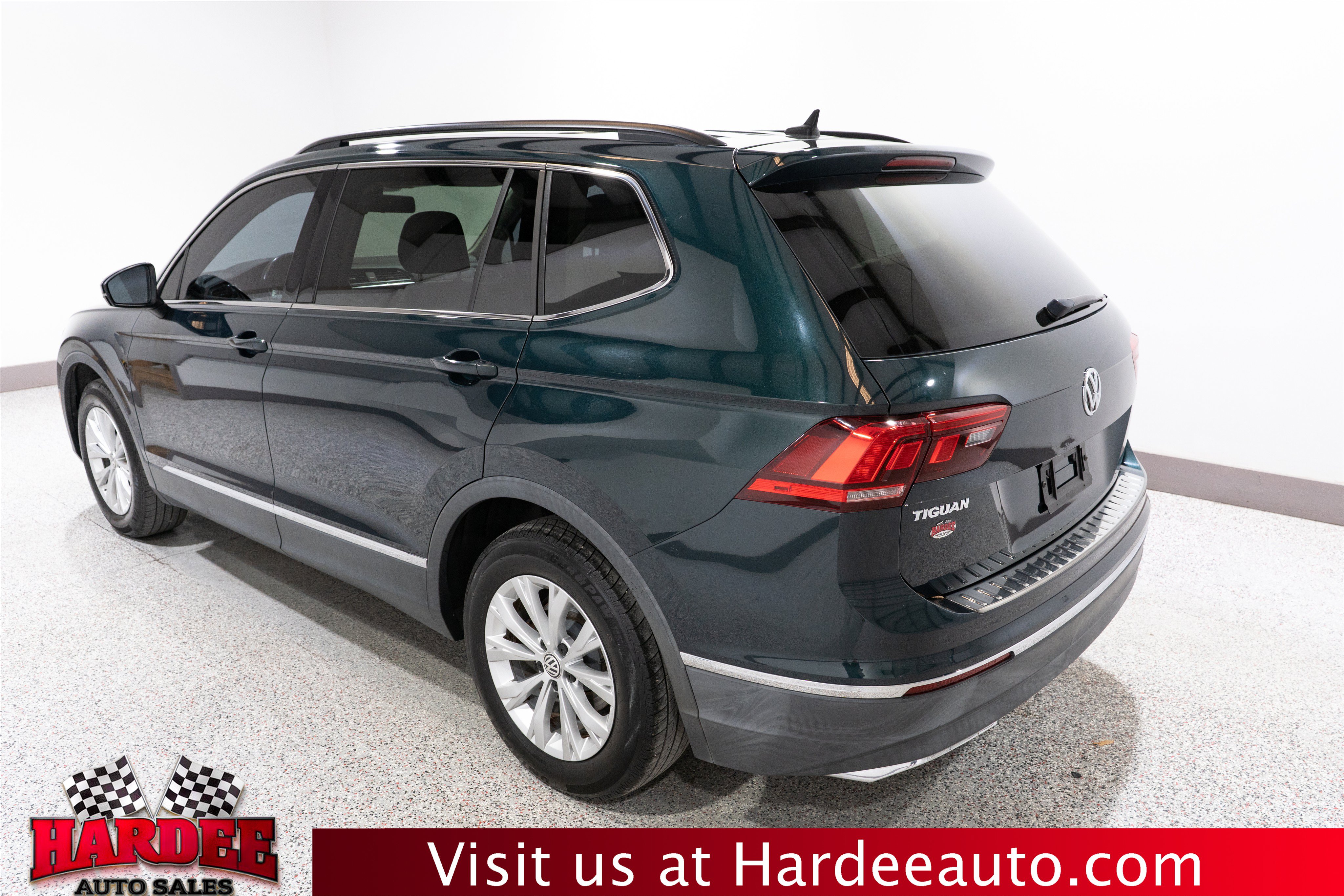 Used 2018 Volkswagen Tiguan SE w/ Panoramic Sunroof Package FWD image 3