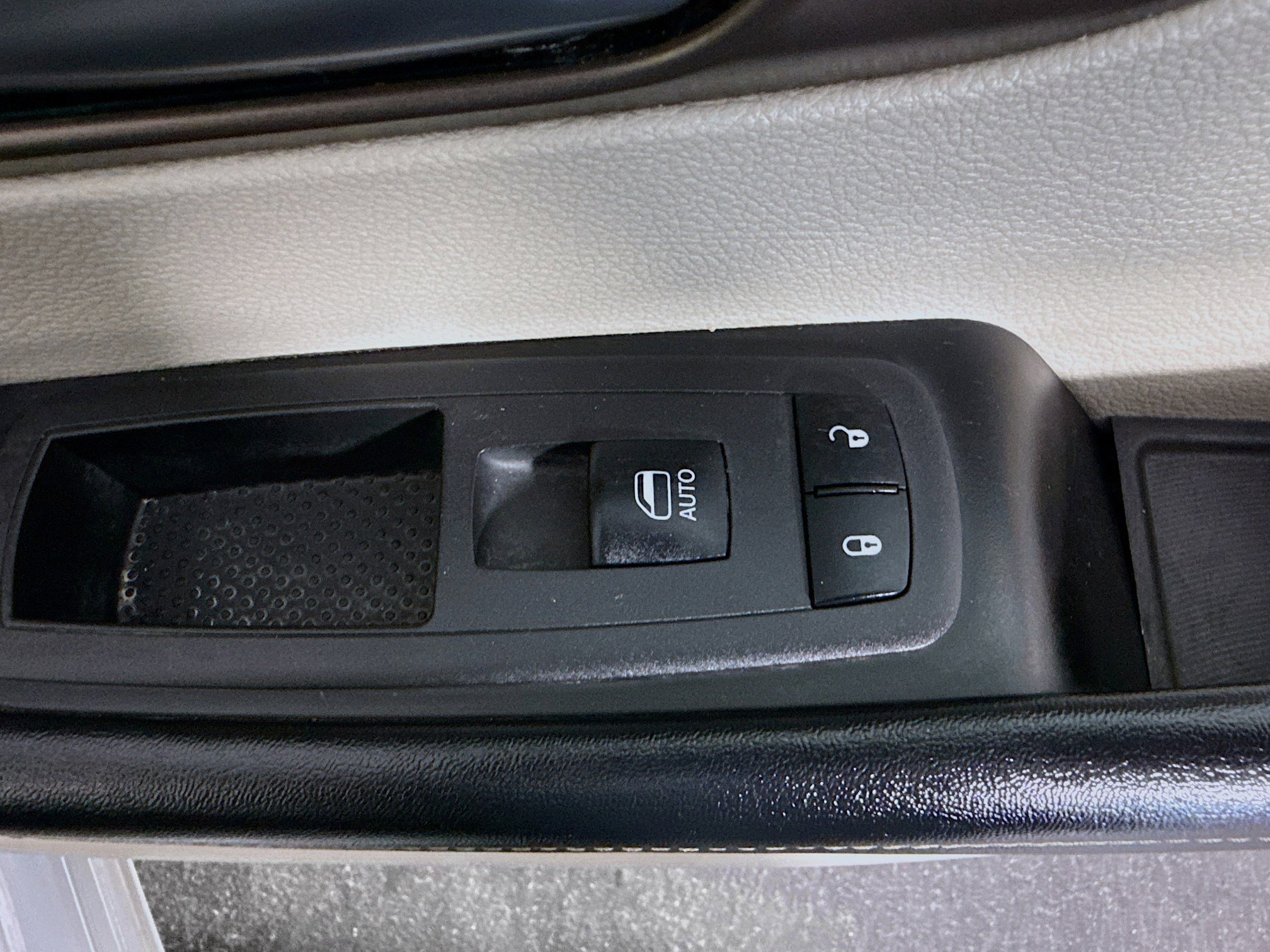 Used 2022 Chrysler Voyager LX FWD image 29