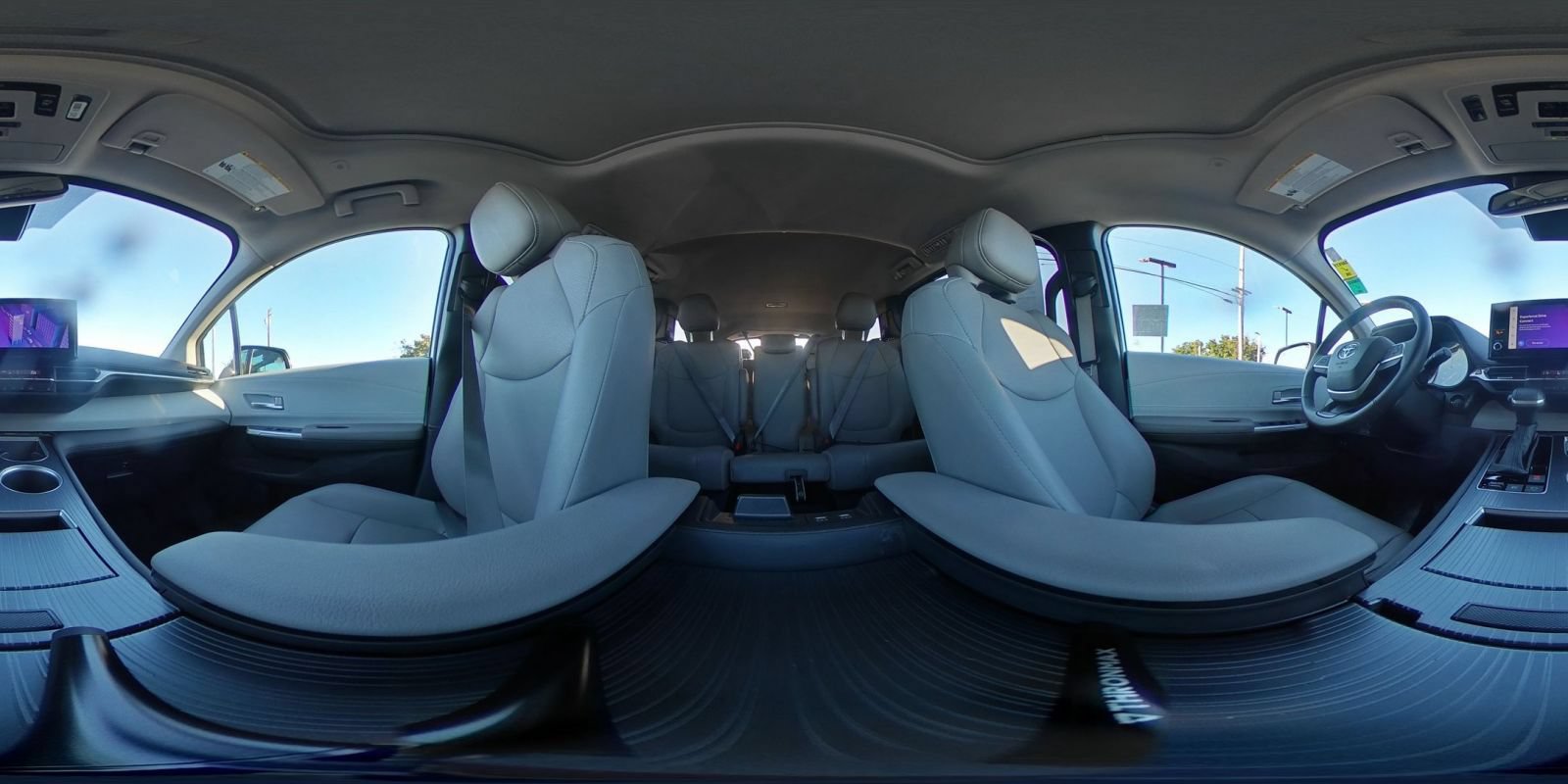 Used 2025 Toyota Sienna XLE FWD image 45