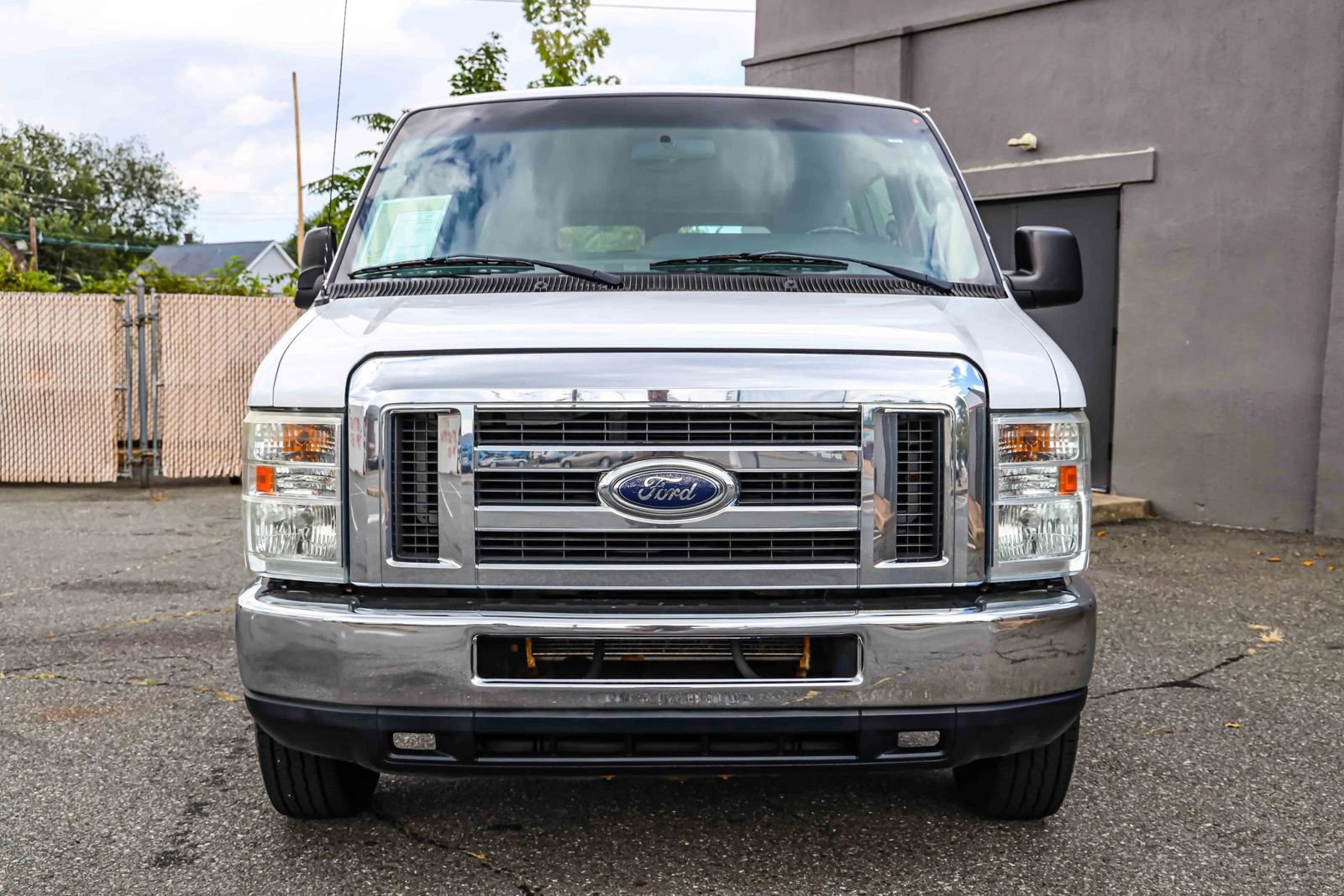 Used 2013 Ford E-350 and Econoline 350 XLT image 2