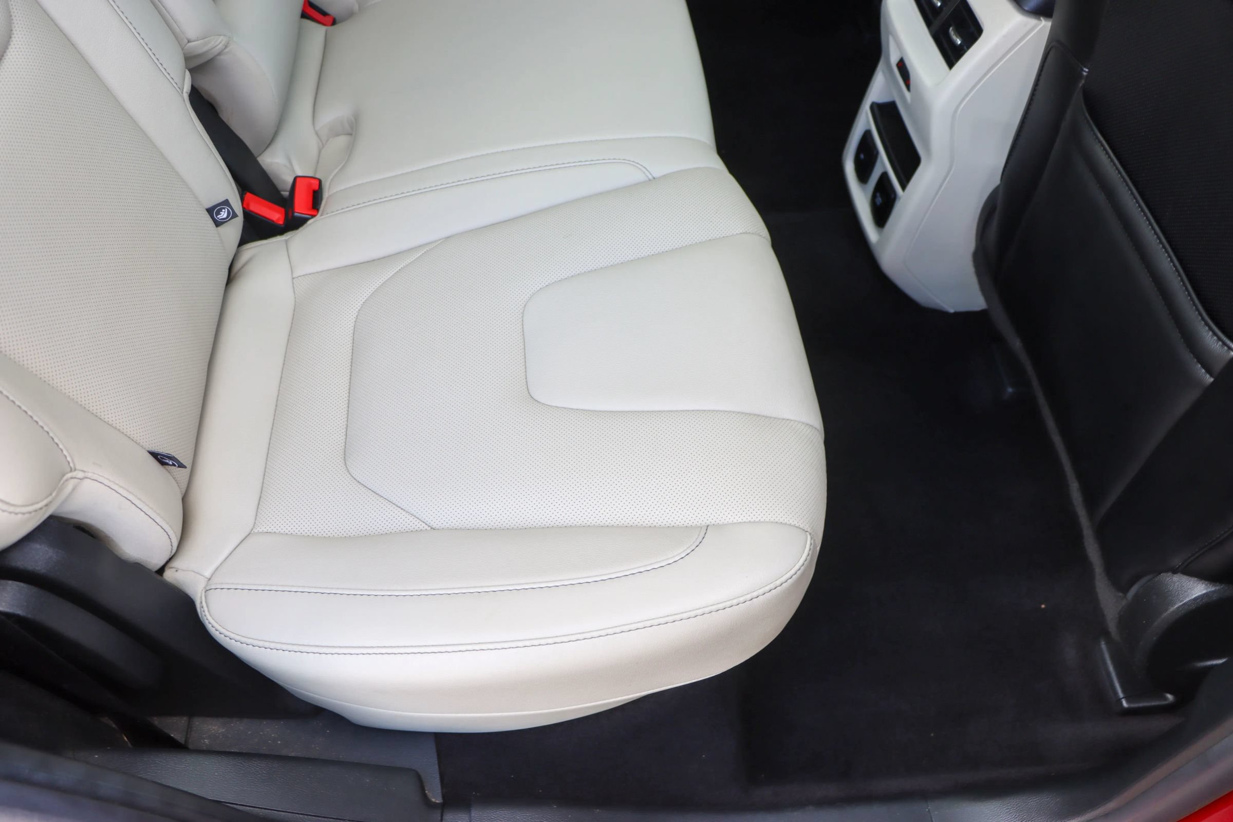 Used 2019 Ford Edge Titanium w/ Equipment Group 301A FWD image 20