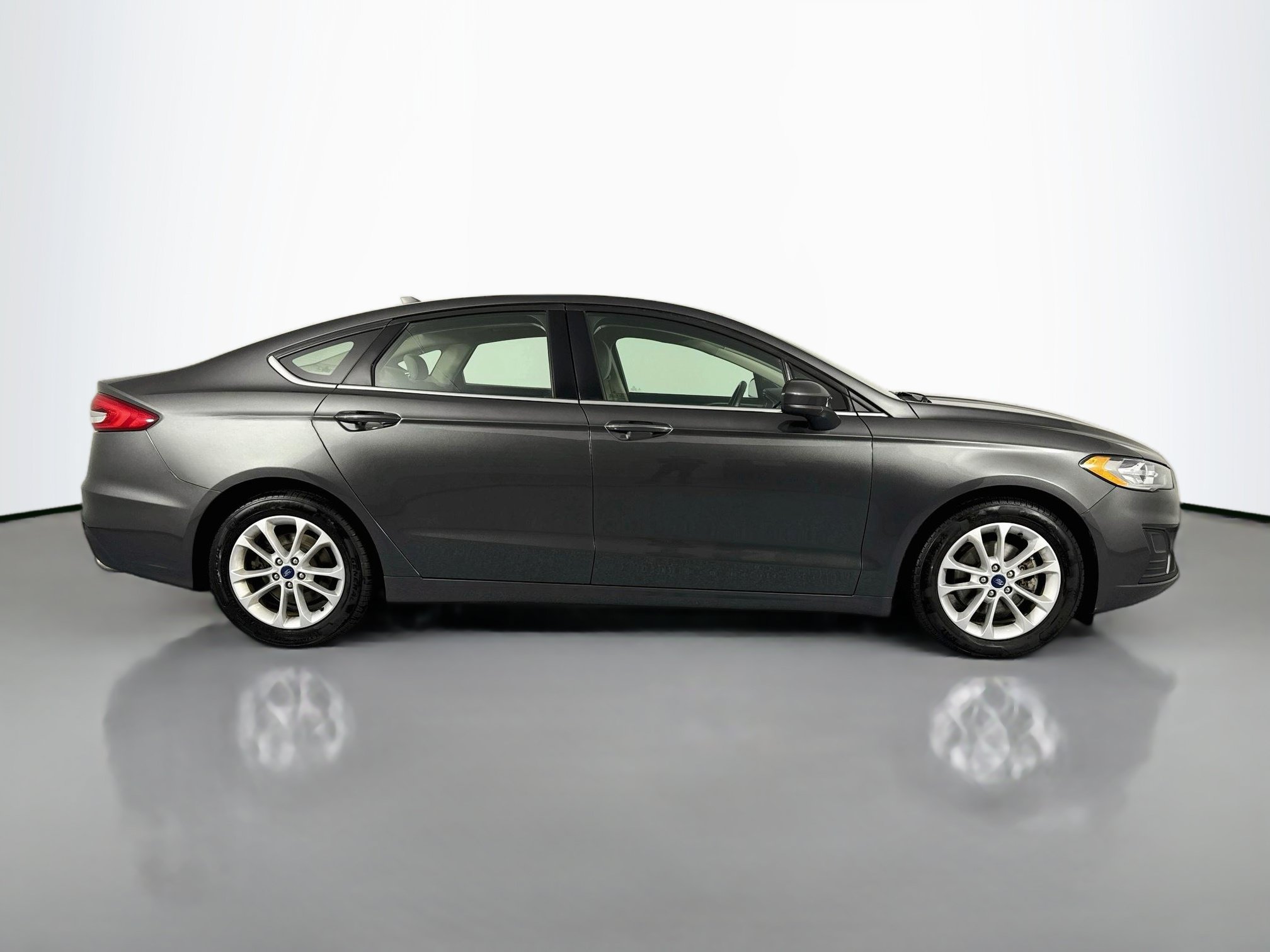 Used 2019 Ford Fusion SE FWD image 4