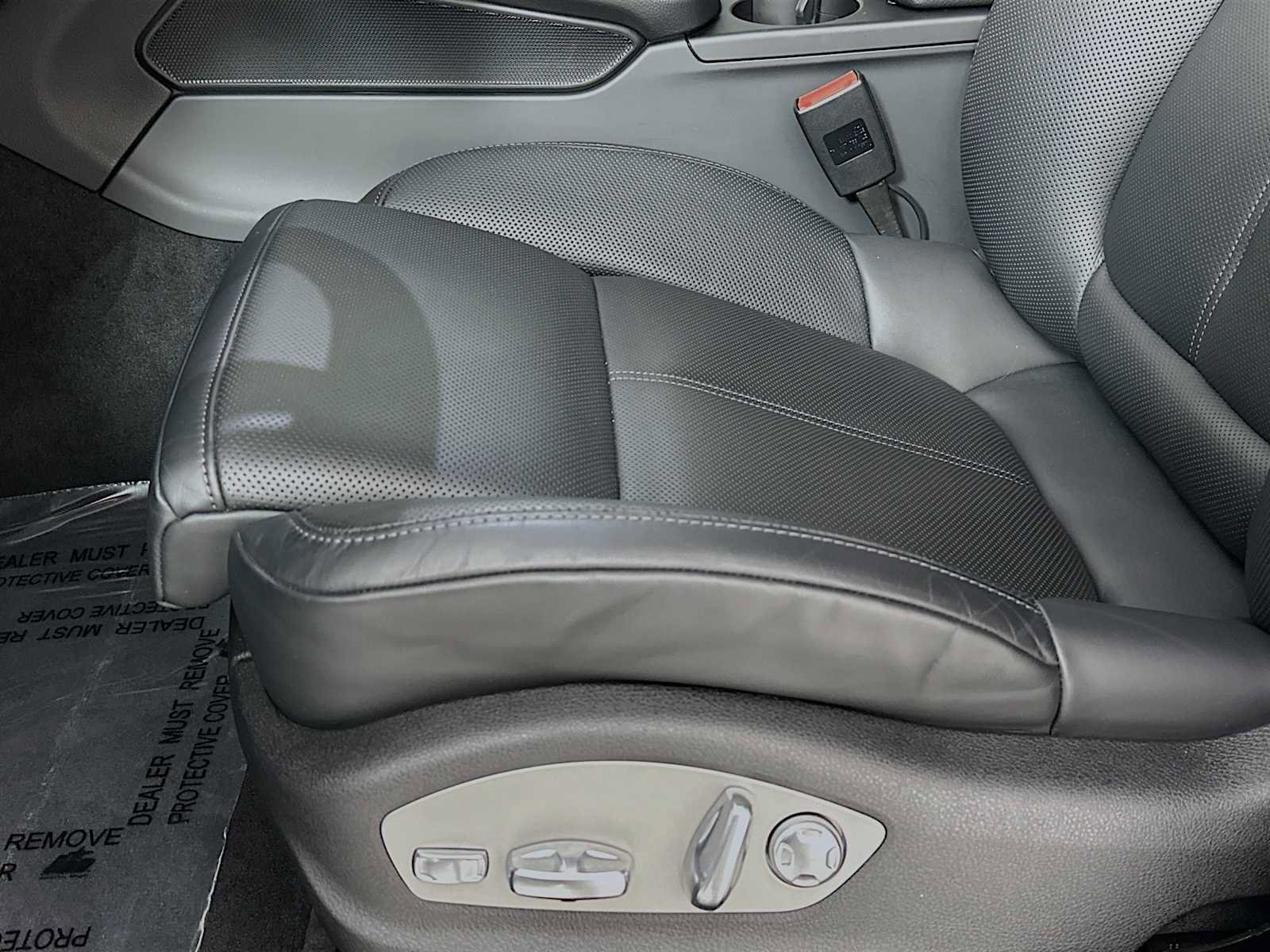 Certified 2025 Porsche Macan image 12