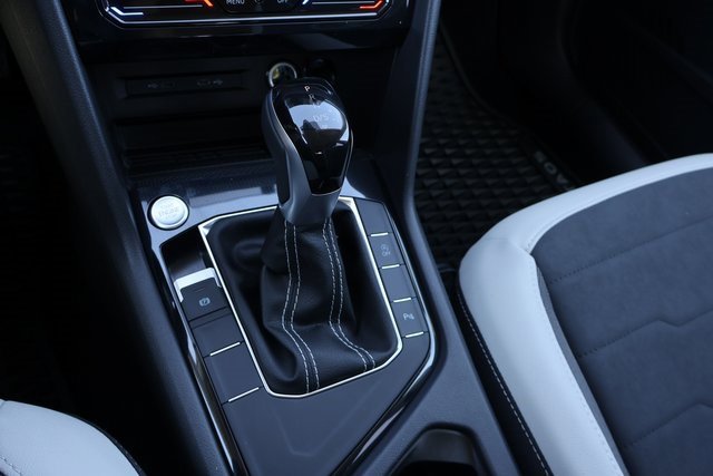 Certified 2025 Volkswagen Taos SE image 25