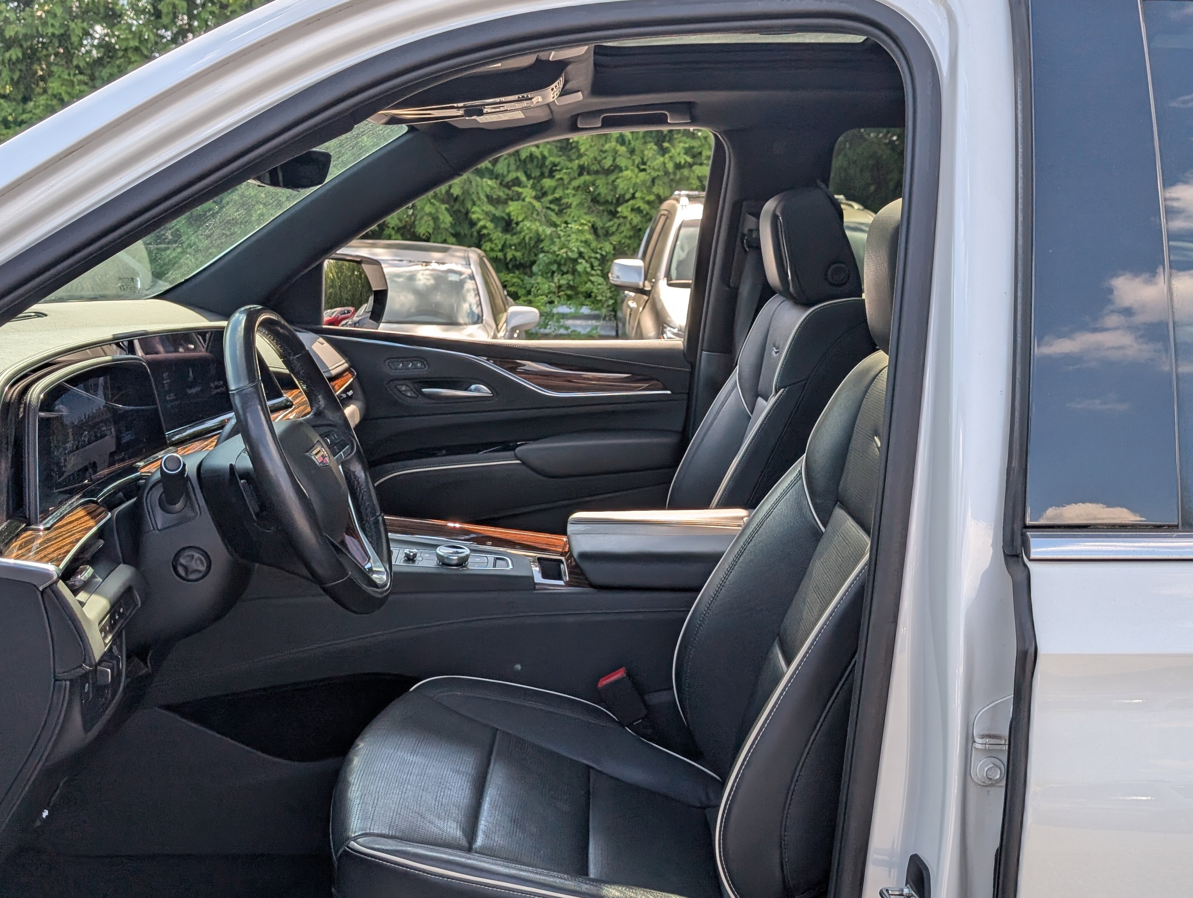 Used 2021 Cadillac Escalade ESV Premium Luxury w/ Performance Package image 17