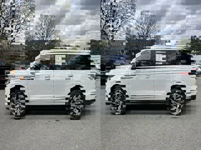 Used 2024 Lincoln Navigator Reserve image 2