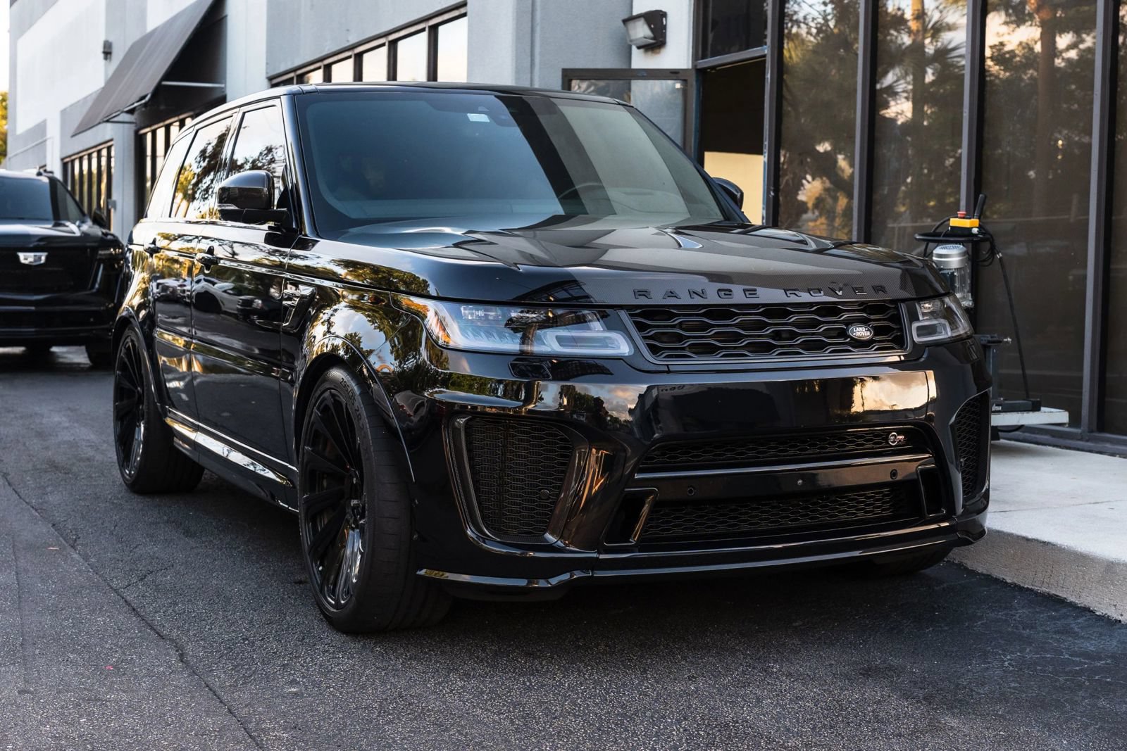Used 2021 Land Rover Range Rover Sport SVR Carbon Edition AWD/4WD image 3