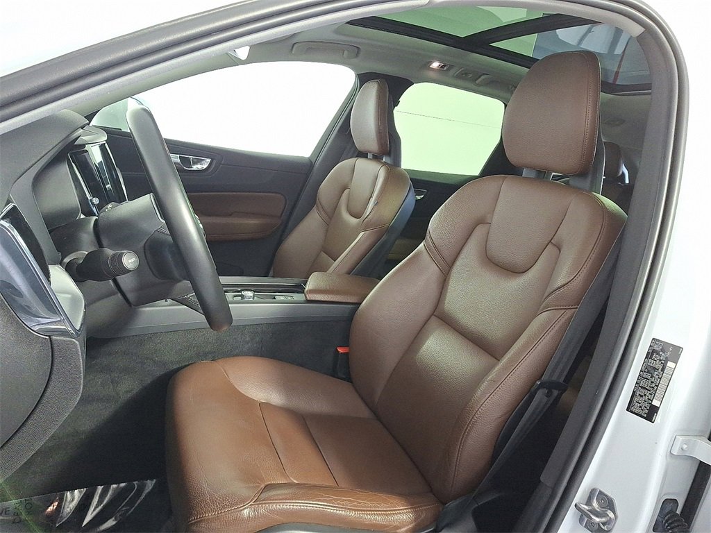 Used 2018 Volvo XC60 T5 Momentum w/ Vision Package image 17