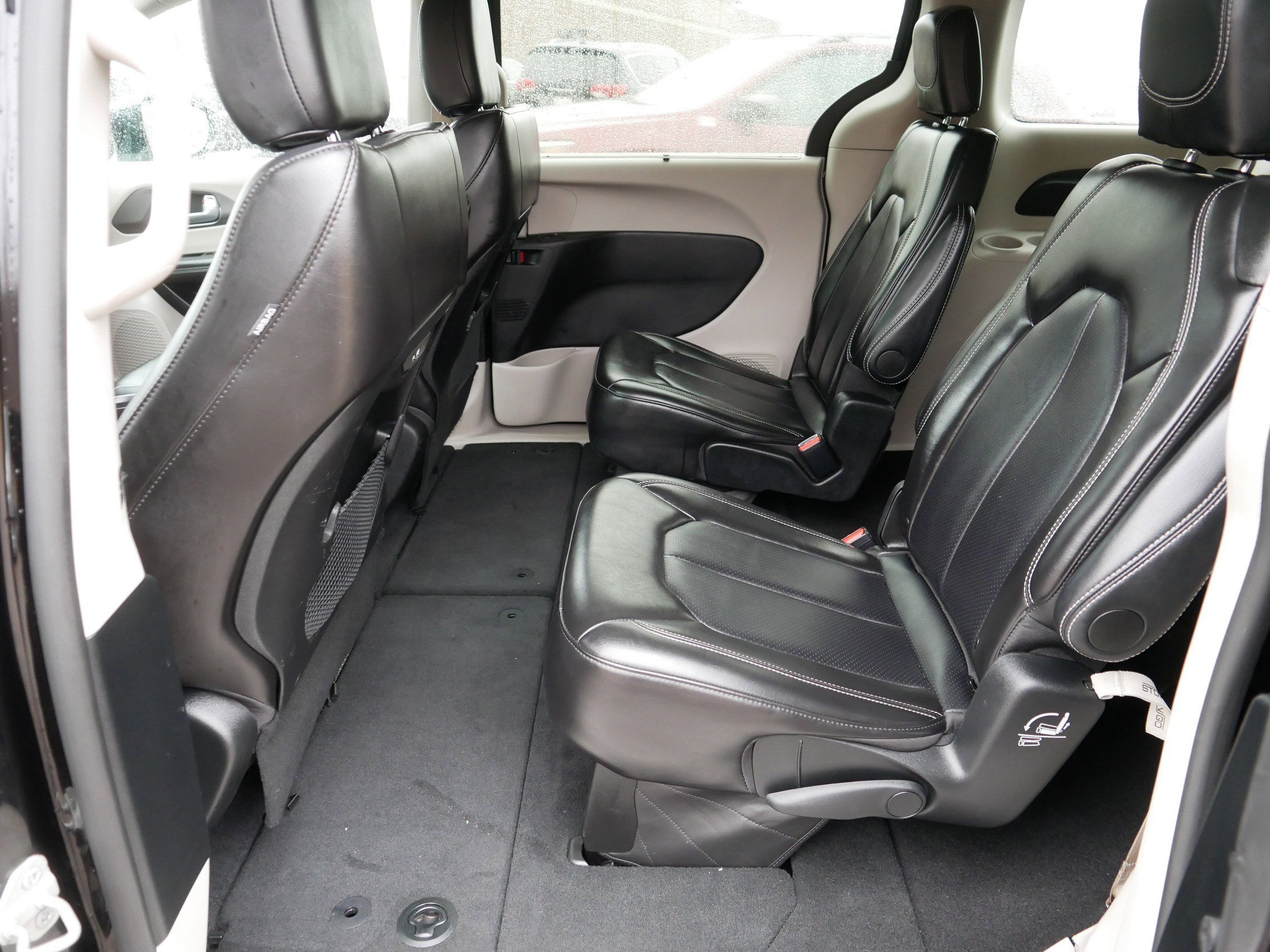 Certified 2024 Chrysler Pacifica Touring-L image 34