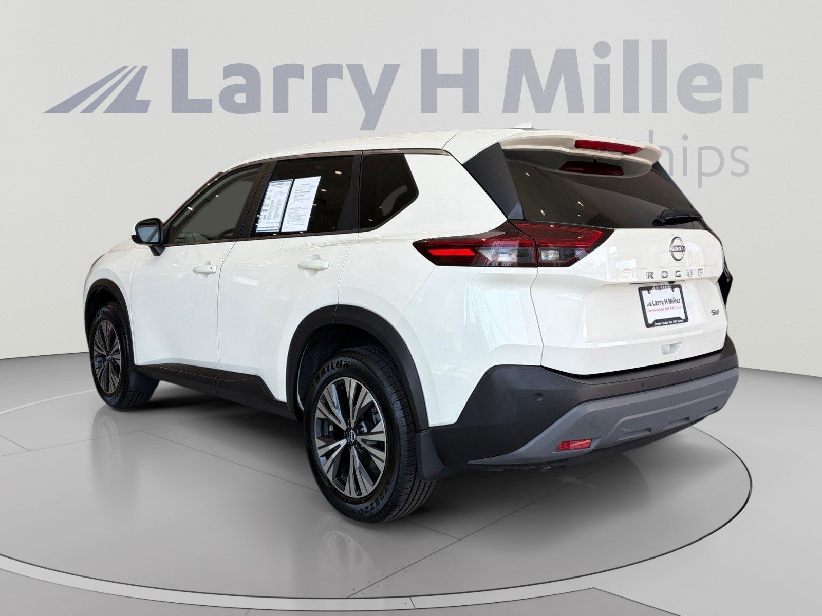 Used 2023 Nissan Rogue SV FWD image 3