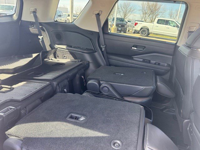 Used 2024 Nissan Pathfinder Platinum image 36