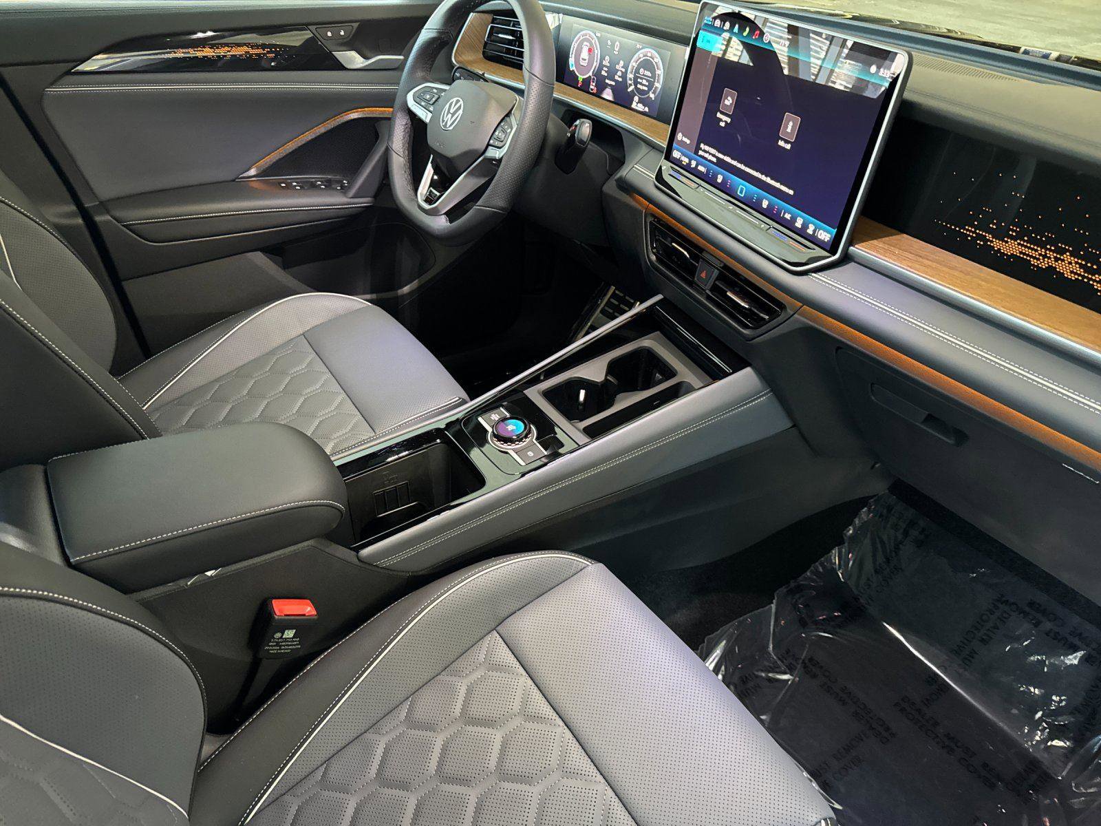 New 2026 Volkswagen Tiguan SEL R-Line AWD/4WD image 15