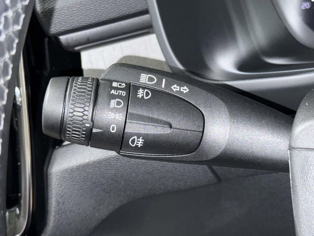 Used 2023 Volvo XC40 B5 Plus w/ Protection Package Premier image 27