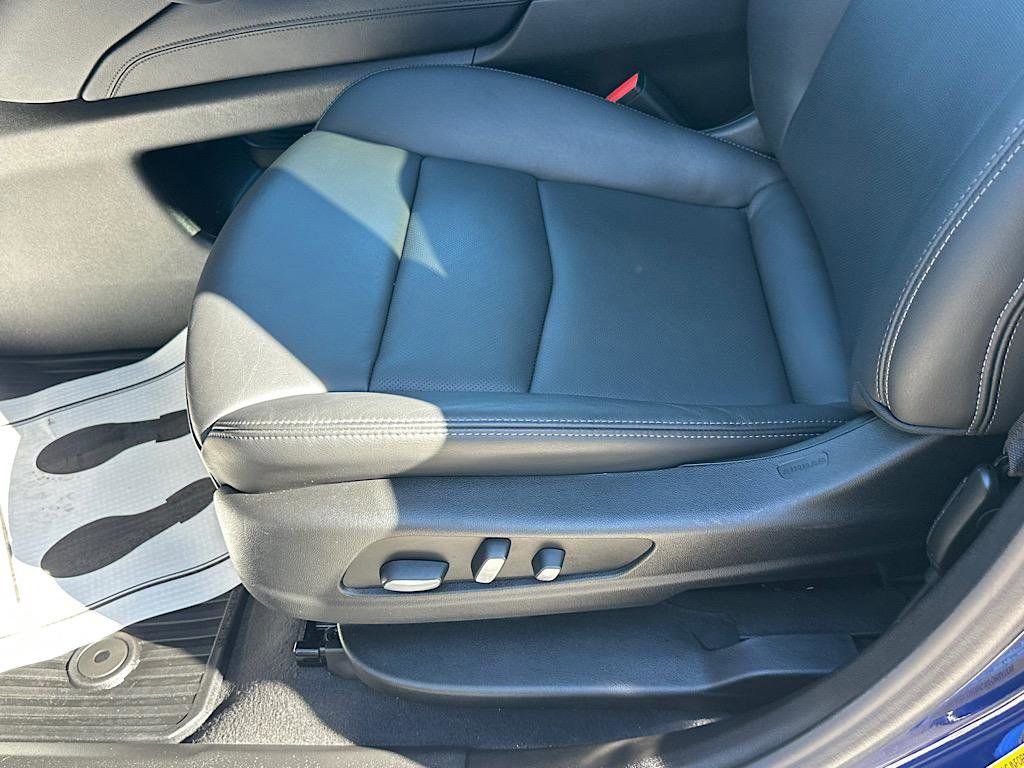 Used 2025 Cadillac XT6 Premium Luxury image 12